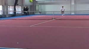 Разбор kick serve (кручёная подача). Ракетка должна двигаться параллельно задней линии
