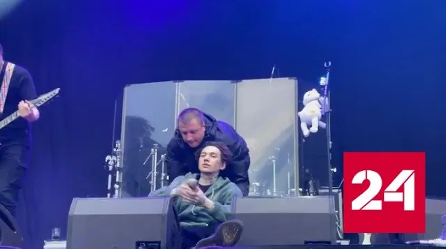 Солист группы "Три дня дождя" упал на сцене и сорвал концерт - Россия 24 