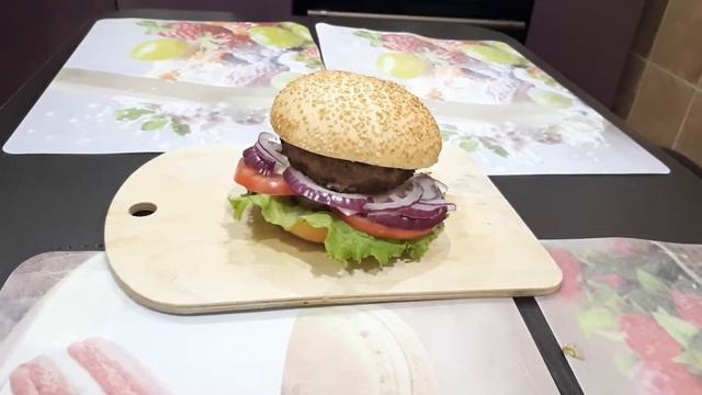 Приготовили домашний бургер.Большой и вкусный бургер.