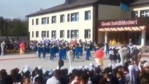 Классный танец девочек на открытие школы города Шу