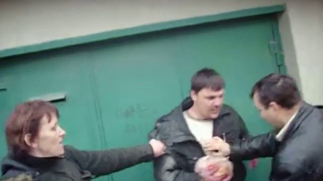 пассажир разбил стекло в троллейбусе смотреть онлайн