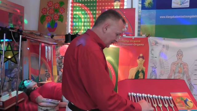 Uzdrawianie kamertonami - Taniec Czakr. Przebieg terapii смотреть онлайн