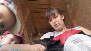 Привязываем сломанное крыло птице грачу чтобы не болталось по земле