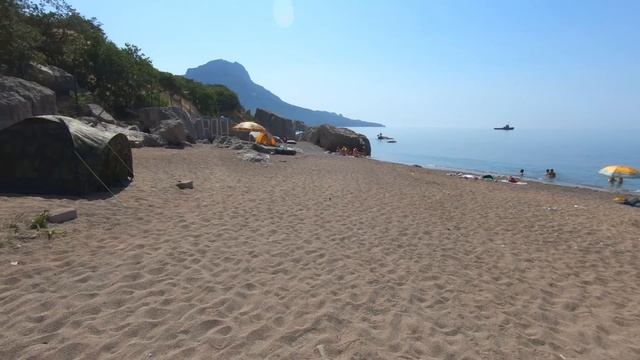 Самая красивая бухта в Крыму. Пляж базы "Таврида" в урочище Батилиман. Горы Куш-Кая и Ильяс-Кая