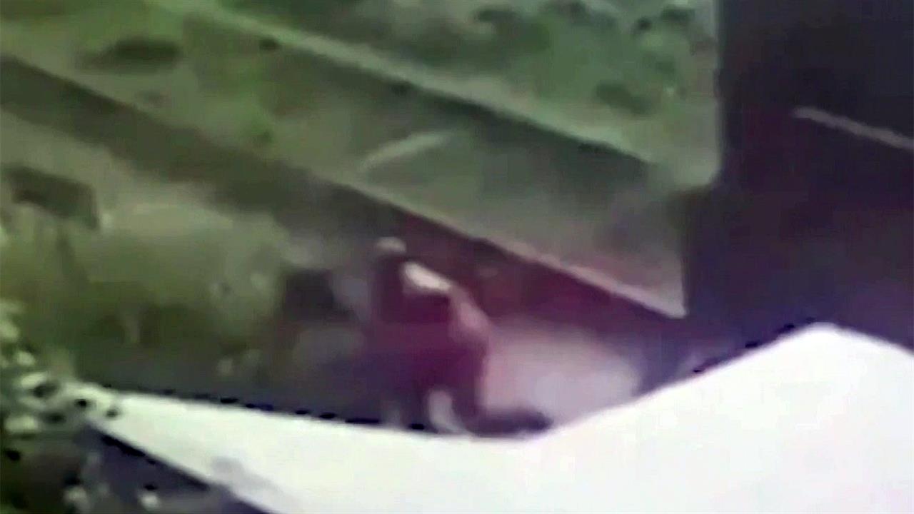 В Подмосковье сотрудник железной дороги спас девушку, которая чуть не попала под поезд