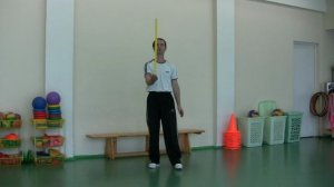 Удержание гимнастической палки на ладони вертикально