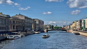 Фонтанка. Ломоносов мост. Улица Рубинштейна. Памятник Сергею Довлатову. Санкт-Петербург.