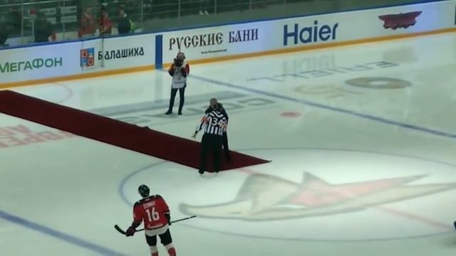 Моуринью упал во время вбрасывания/Jose Mourinho fell on the ice before hockey game