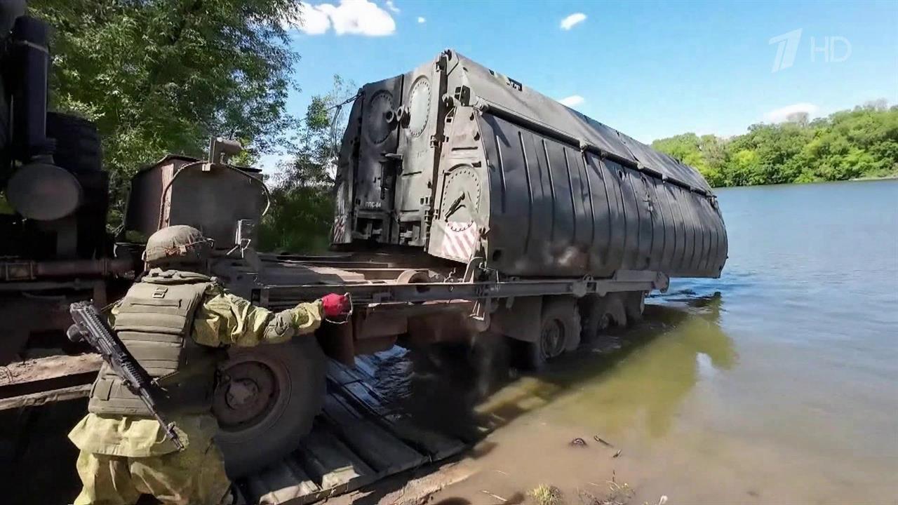 Инженеры понтонно-мостовых соединений наводят переправы в самых опасных местах