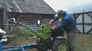 меняю масло в коробке тяжелого дизельного мотоблока с летнего на зимнее.