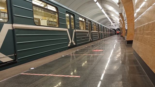 Метро Москвы прибывает и отправляется поезд 81-817 Номерной станция Окружная|Московский транспорт