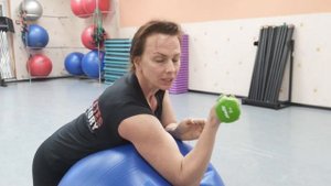 Изолированная работа на бицепс, на фитболе