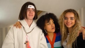 ОДЕЛИ Леона и Бемби В ЖЕНСКУЮ ОДЕЖДУ ? ПОМЕНЯЛИСЬ ОДЕЖДОЙ ЧЕЛЛЕНДЖ