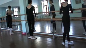 Экзерсис. Станок. Гранд Батман Жете. Девочки обратите внимание на ошибки - корпус, руки и кисти.