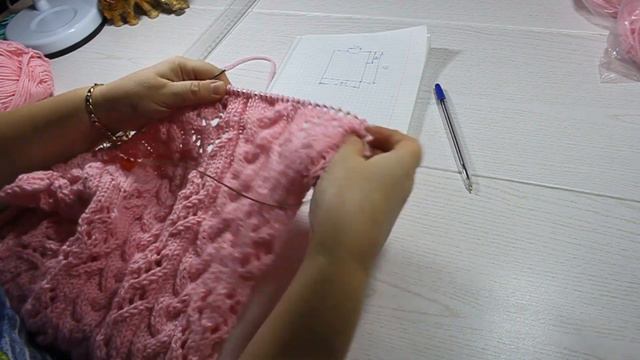 Вязание ажурного джемпера. Knitting of a beautiful jumper. смотреть онлайн