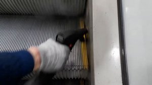 Чистка ступеней эскалатора в торговом центре парогенератором гибли