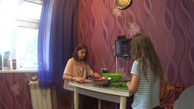 Готовим летний салат (пытаемся) смотреть онлайн