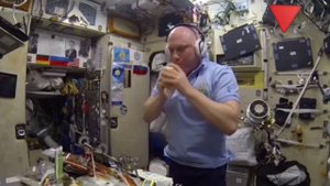 Ляпы с МКС - что сыпется с потолка, если там невесомость?