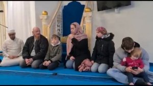 Немецкая семья принимает ислам в мечети Аль-Салам в Бёблингене.