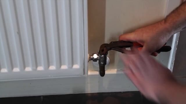 How to service a thermostatic radiator valve (TRV) смотреть онлайн