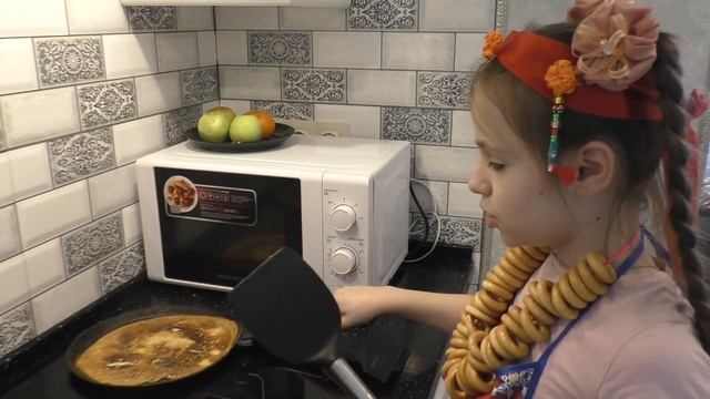 Настя готовит на кухне смотреть онлайн