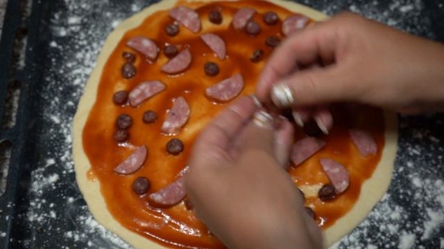 Пицца охотничья. Простой рецепт очень вкусной пиццы с салями и охотничьими колбасками