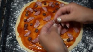 Пицца охотничья. Простой рецепт очень вкусной пиццы с салями и охотничьими колбасками