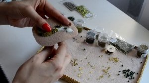 Процесс вышивки объемной броши