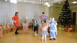 Хоровод вокруг елочки Ясельная группа