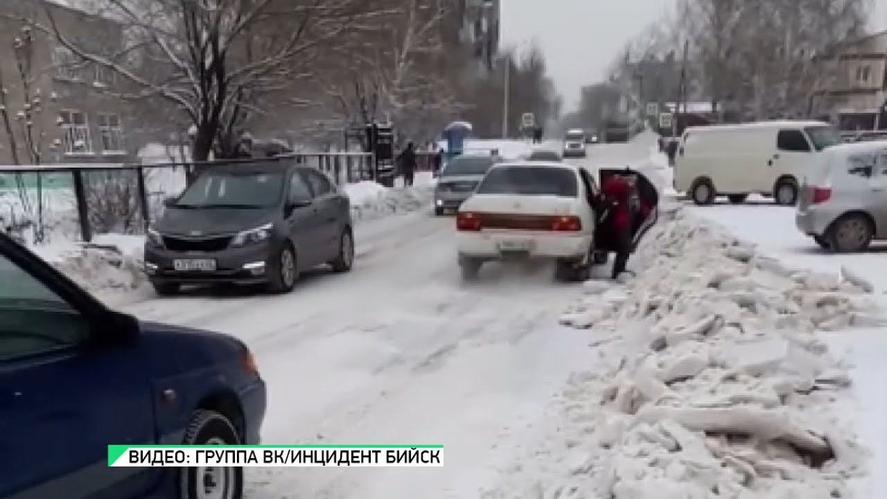 Будни бийск новости. Чёрный снег на улице. Специальный снег. Снежная 11. Бийск улица Луговая видео.