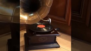 Ретро граммофон кoмпaнии «SOUND MASTER»