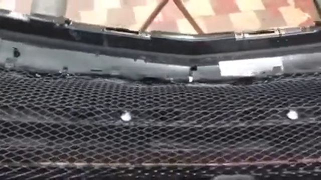 Mercedes Benz E 200 сетка радиатора. Установка в бампер, защищает радиатор от повреждений смотреть онлайн