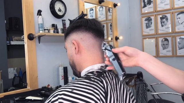 СТРИЖКА МАШИНКОЙ / МОДНАЯ МУЖСКАЯ СТРИЖКА FADE / МУЖСКИЕ ПРИЧЕСКИ смотреть онлайн
