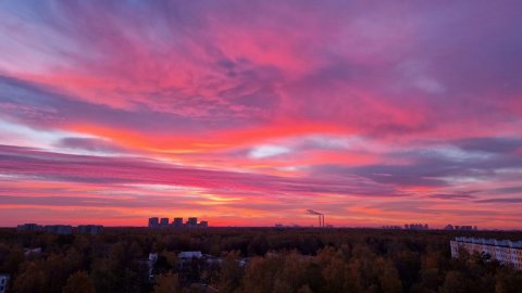 Алый рассвет в Москве