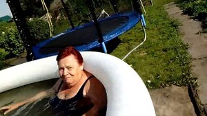 БАБУШКА В БАССЕЙНЕ ШООК !!!БАБУШКЕ 70 ЛЕТ !!ШОООК!!!