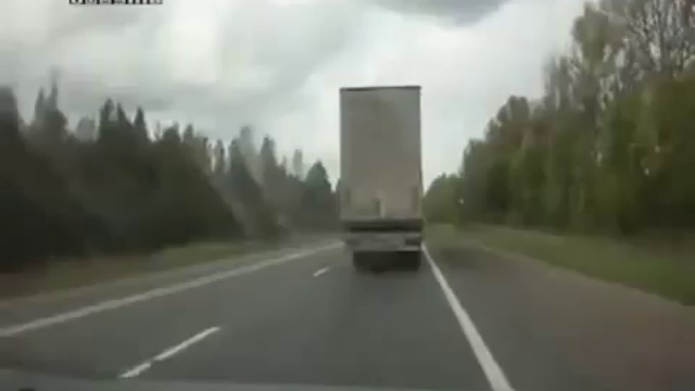 Никогда , слышите , никогда не обходите дальнобоя справа