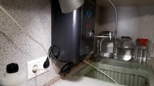 Очистка щелочного ионизатора Prime Water 501-L от солевых осаждений специальным чистящим фильтром.