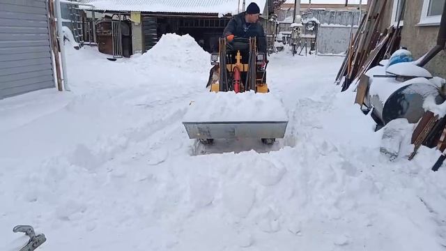 УБОРКА СНЕГА во ДВОРЕ самодельным МИНИ-ПОГРУЗЧИКОМ / ПОКАТУШКИ смотреть онлайн
