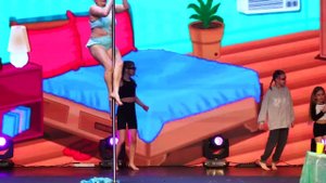 Бабушка на пилоне