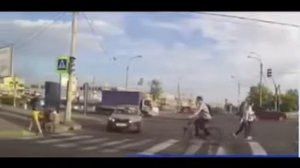 Для пересечения дорог по пешеходным переходам велосипедист обязан спешиться!