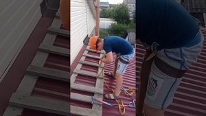 Как закреплять страховку, работая на крыше