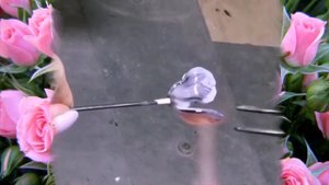 Цветочные украшения из стекла.