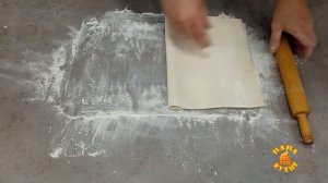 Пирог мясной из слоёного теста.