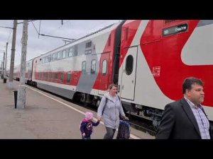 Электровоз ЭП-20, двухэтажный пассажирский поезд, электропоезд ЭР2К на вокзале в Рязани