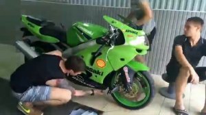 Разборка Kawasaki ZX6R 1999 год.Подготовка к замене сальников вилки.