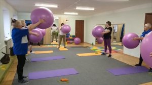 Оздоровительный фитнес пожилых людей - упражнения с фитболом