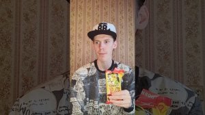 Пробую новинку среди шоколадов "АЛЁНКА" клубника со сливками.