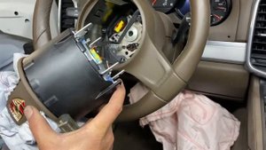 How to remove steering wheel airbag on a Porsche cayenne 958, Macan 95B