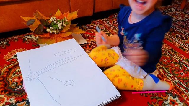 Дочка с мамой делают осенние поделки. смотреть онлайн