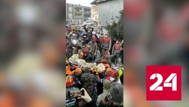 В Турции мужчина провел под завалами 11 дней и выжил - Россия 24